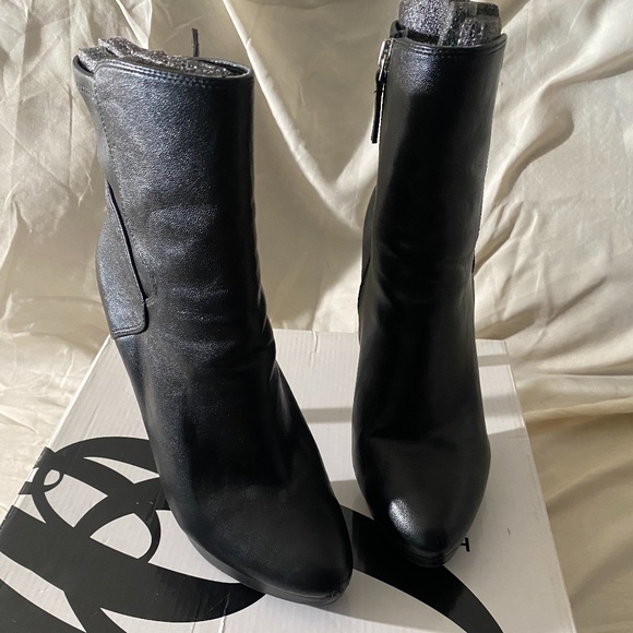 Women’s black booties - Picture 1 of 5